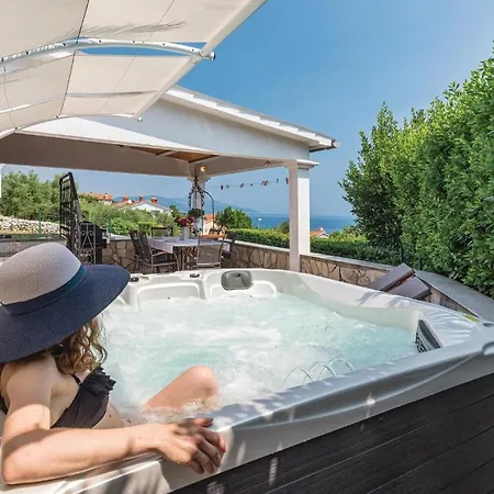 Beautiful In With 1 Bedrooms, Jacuzzi And Wifi 펜션 라브니