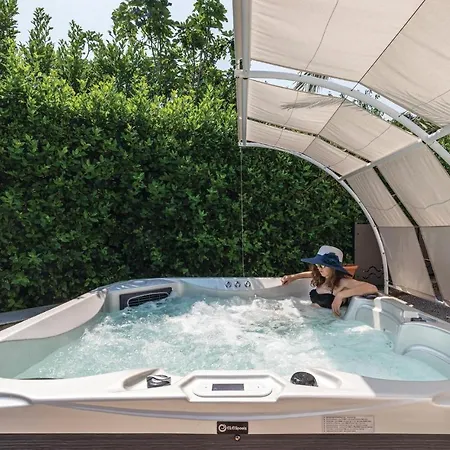 펜션 Beautiful In With 1 Bedrooms, Jacuzzi And Wifi 라브니